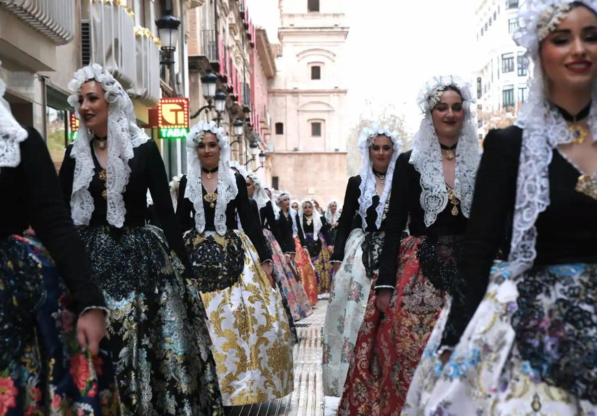 Desfile de las candidatas a Bellea del Foc por el centro de Murcia.