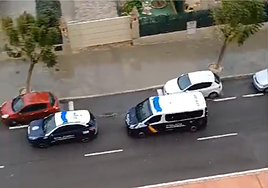 Un furgón de la UPR y un coche patrulla frente al piso donde se atrincheró el sospechoso.