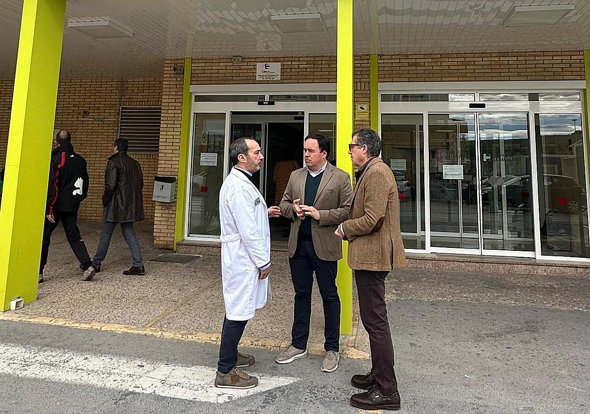 El secretario general del PPCV, Juanfran Pérez, en una visita al Hospital Marina Baixa.