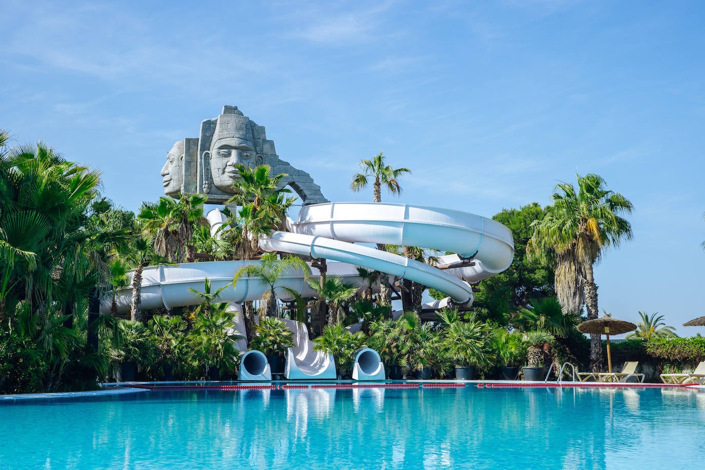 Vista de la piscina de uno de los campings de Alicante.