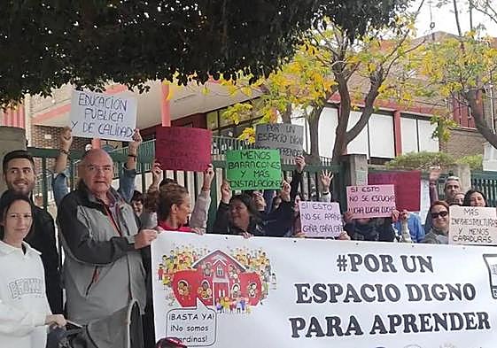 Concentración de madres en un colegio de Alicante.