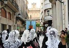 Avanzadilla del desfile de candidatas de las Hogueras de Alicante por el centro de Murcia.