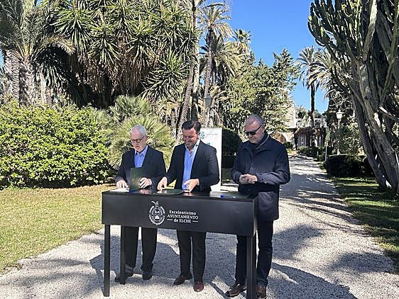 Firma del convenio entre la Fundación Mediterráneo y el Ayuntamiento de Elche para la cesión de l'Hort del Xocolater.