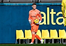 Dituro, con el balón atrapado en el último partido ante el Villarreal B.
