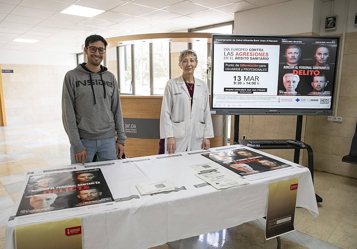Mesa informativa instalada este miércoles en el Hospital Universitari de Sant Joan.