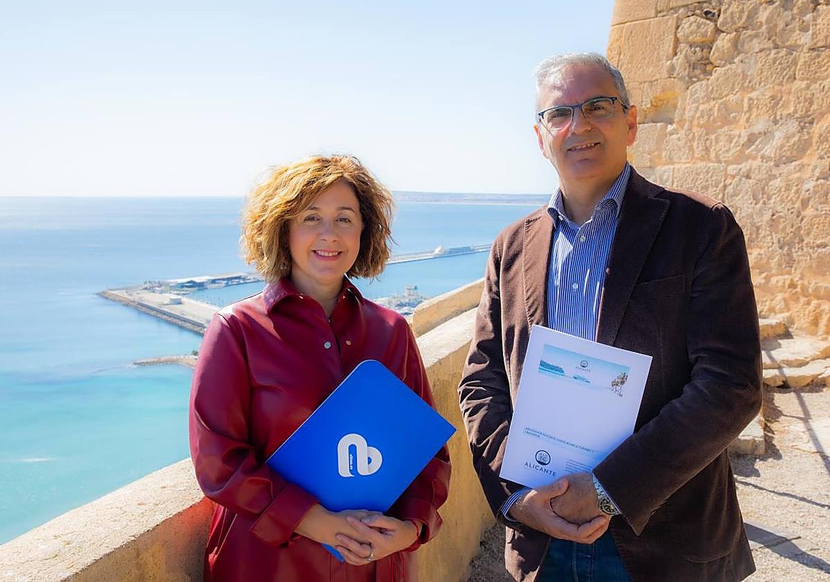 Victoria Verdú, directora territorial del Grupo Vithas en la Comunitat;, y Francesco Balbi, presidente de la Asociación Alicante Costa Blanca Turismo y Cruceros.