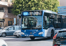 Autobús de la línea 23 por el centro de Alicante durante una jornada de huelga del transporte metropolitano rodado.