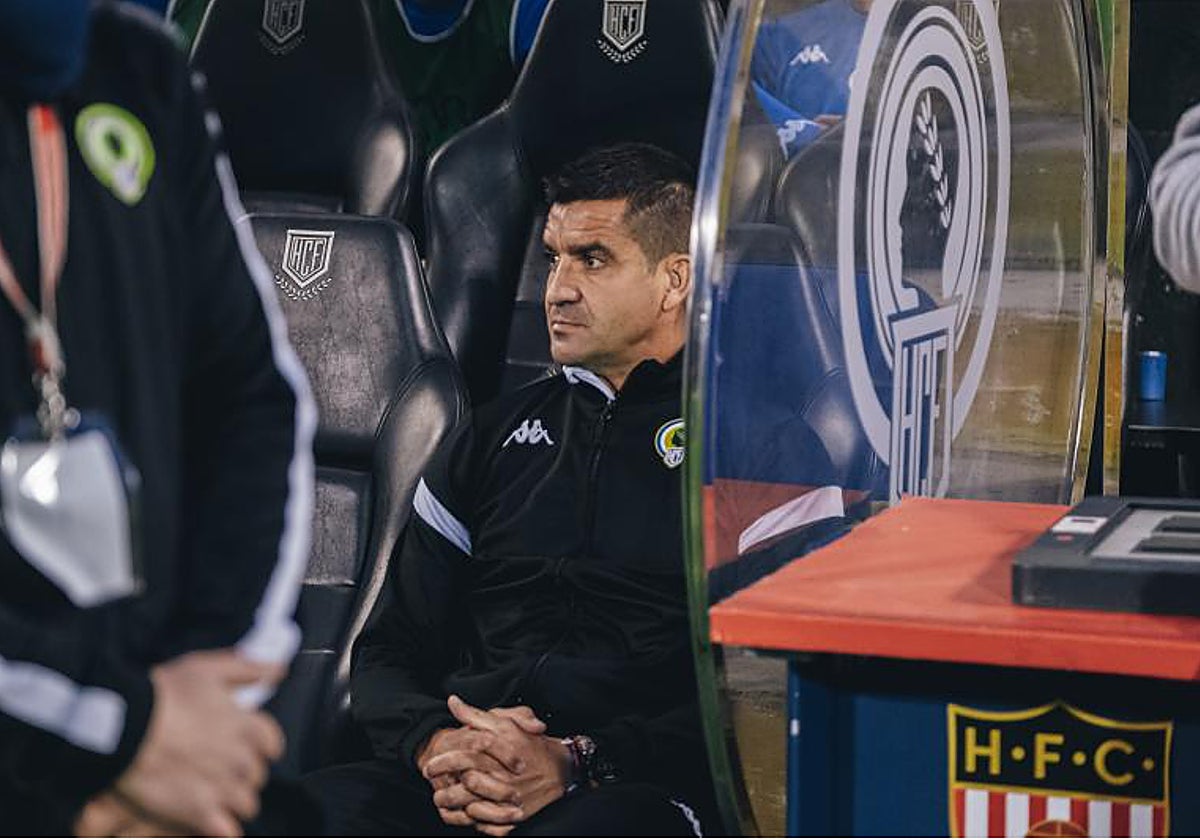 Rubén Torrecilla, en el banquillo del Rico Pérez antes de un partido.