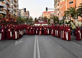 Encuentro de los pasos de la Hermandad de la Santa Cena de Alicante.
