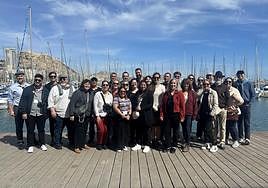 El director del Patronato Costa Blanca, José Mancebo, con los estudiatnes americanos.