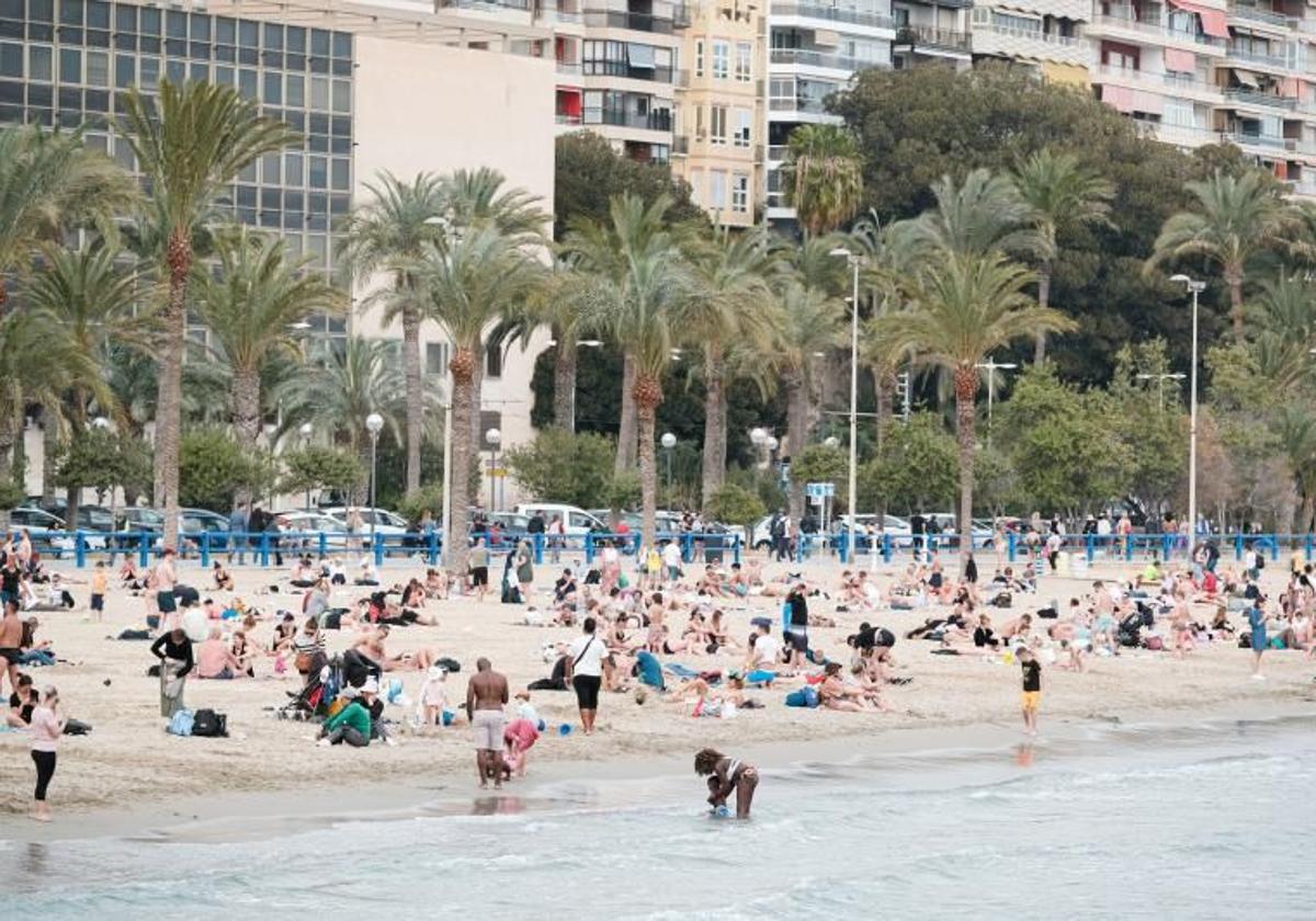 Bañistas dentro de la playa del Postiguet, a finales de febrero.