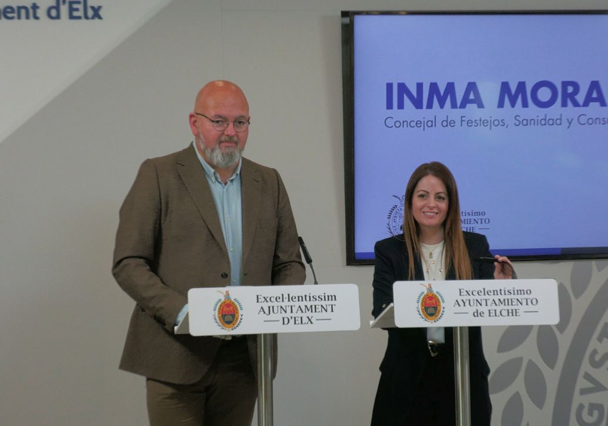 La edi Inma Mora y el presidente de la Junta Mayor de Cofradías y Hermandades de Elche, Joaquín Martínez.