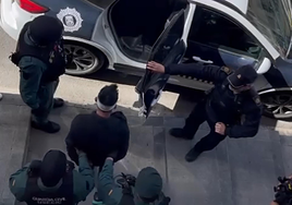 Agentes de la Usecic introducen al prófugo en una patrulla de la Policía Local de Calp.
