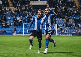 Josema celebra junto a Samu el gol marcado ante el Manresa.