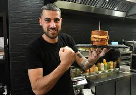 Axel Ruiz con 'La Balboa' en su restaurante de Sant Joan.