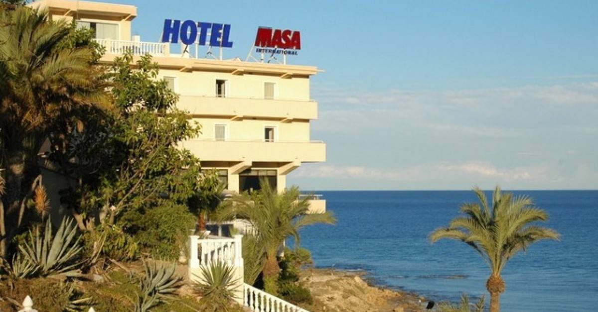 Entrada del hotel con vistas al mar.