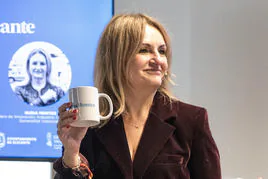 La consellera Nuria Montes, encantada con la taza de TodoAlicante con su nombre.