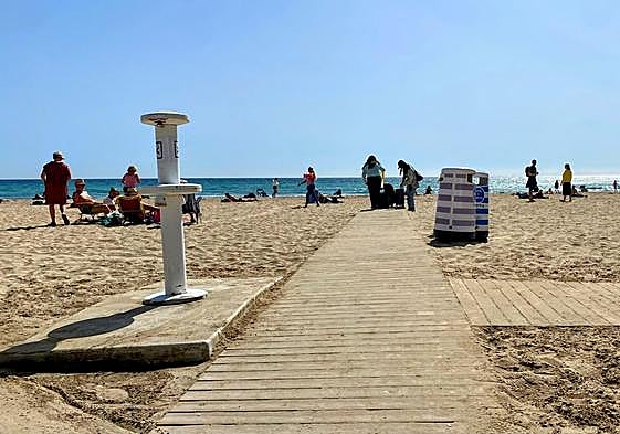 Las pasarelas ya instaladas en el Postiguet, con los lavapiés revisados.