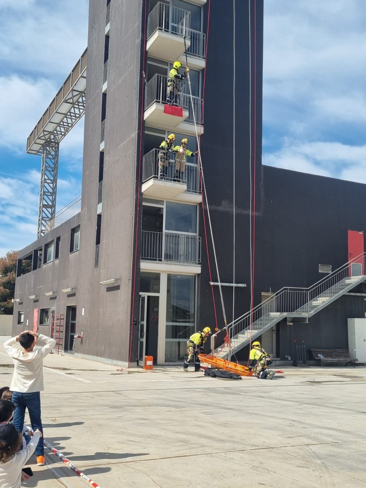 Imagen secundaria 2 - Jornada de puertas abiertas en los Bomberos de Alicante por su patrón