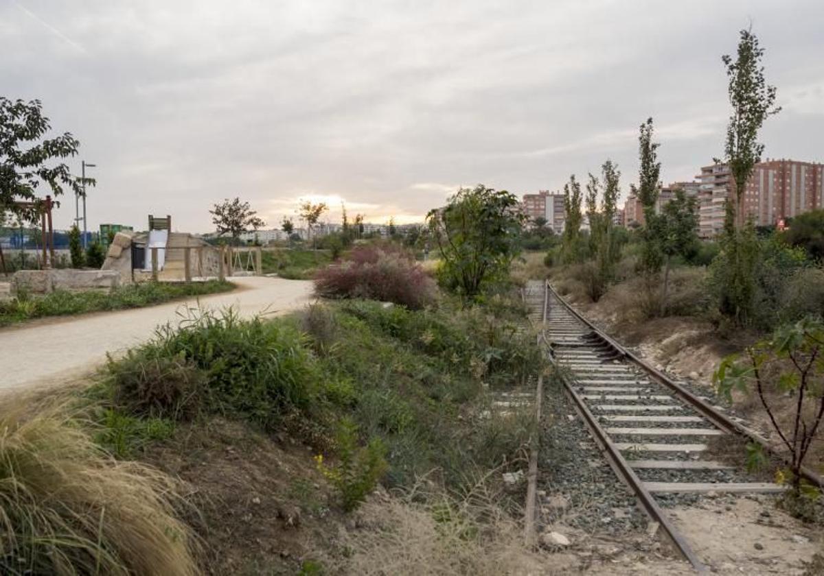 Parque del Mar, con el antiguo tendido ferroviario.