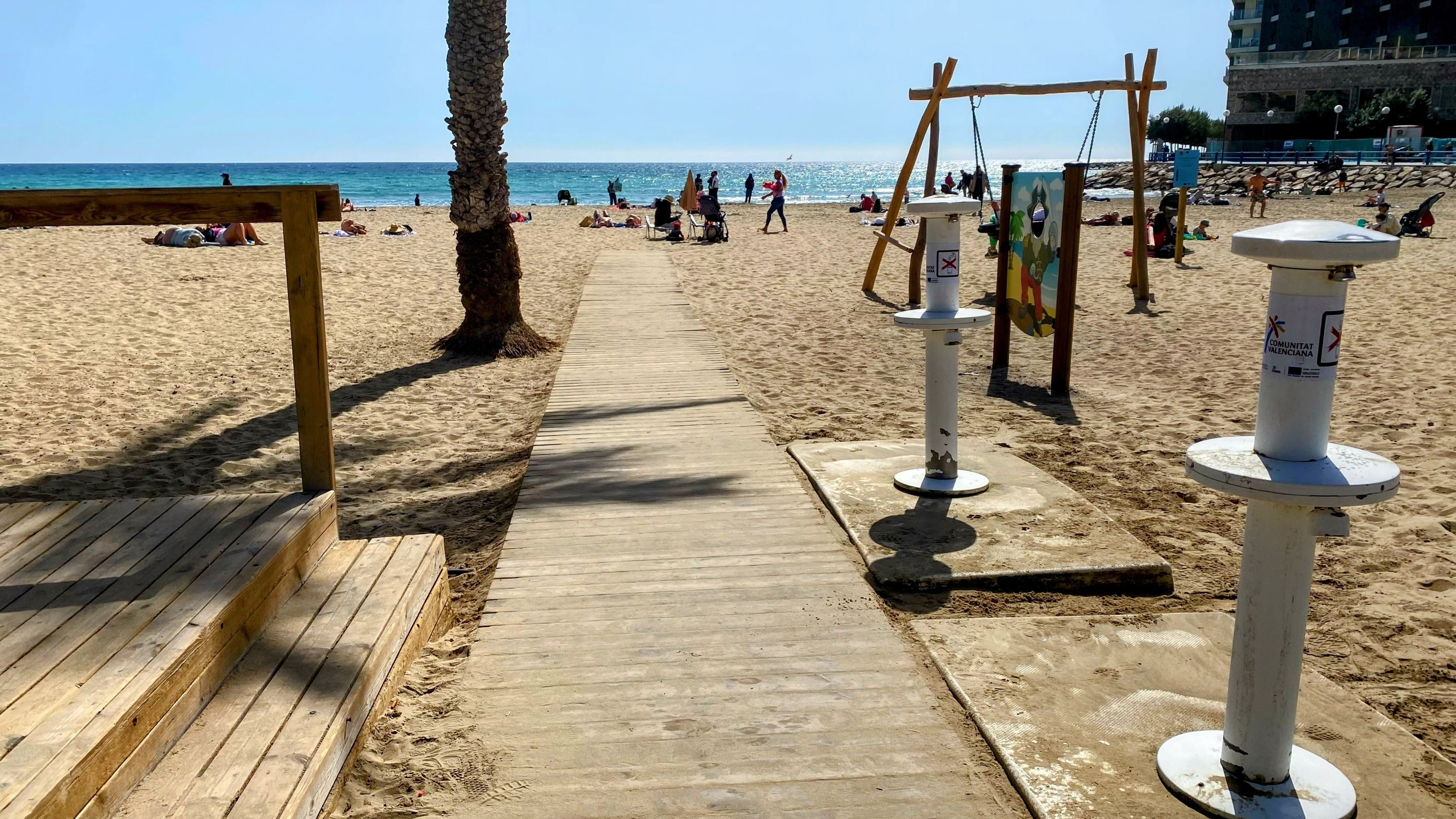 Imagen principal - Alicante ya prepara sus playas para la Semana Santa