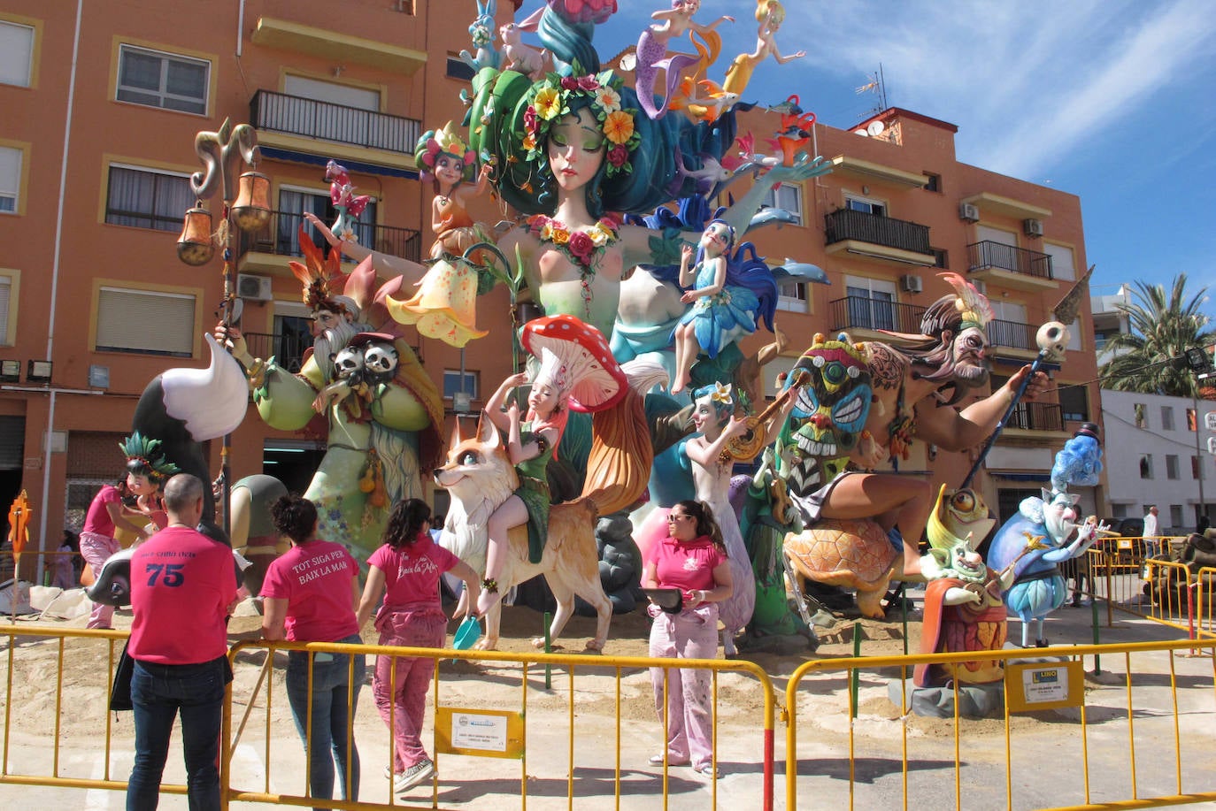 Las fallas de Dénia ya lucen con todo su esplendor