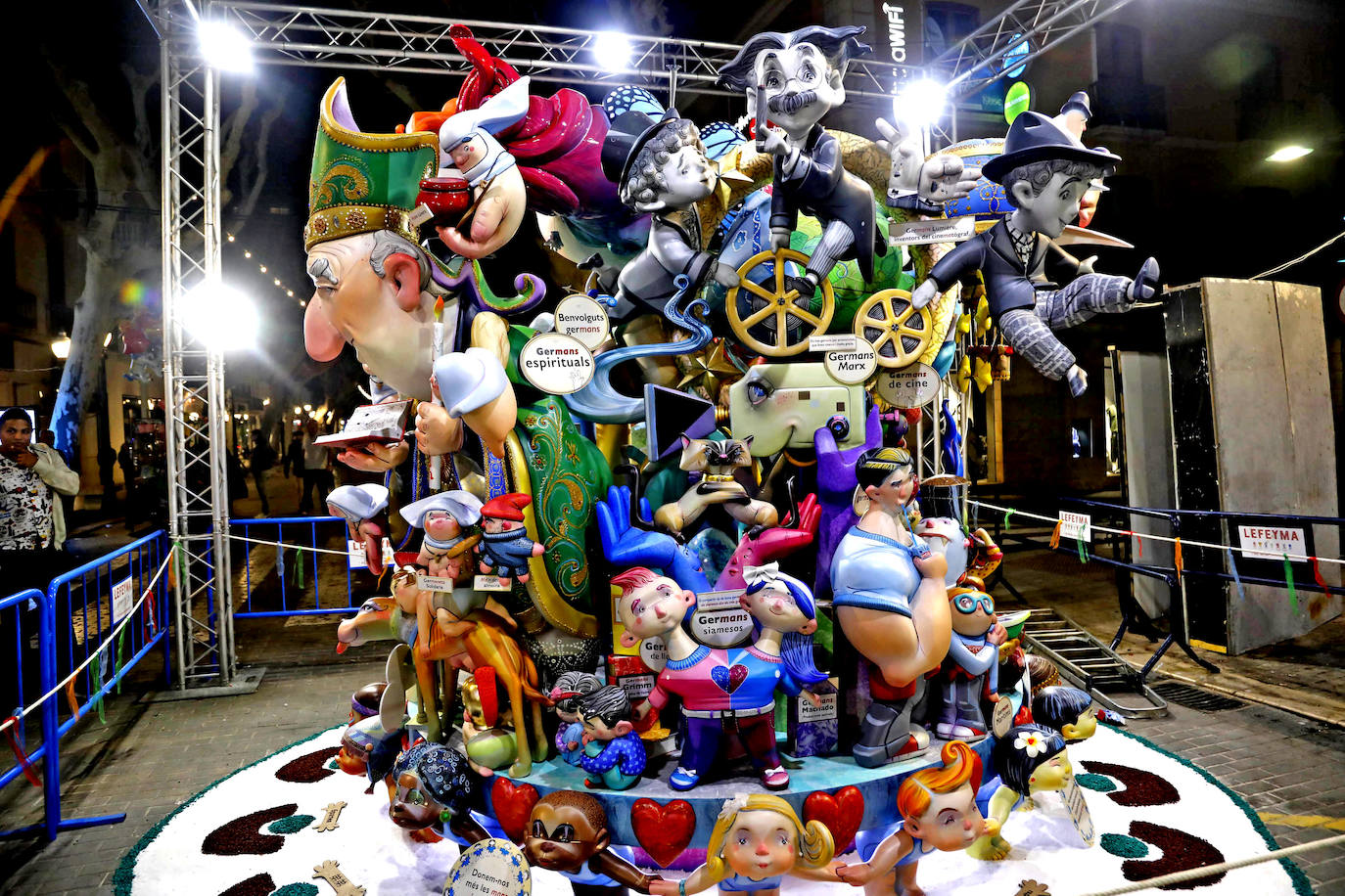 Las fallas de Dénia ya lucen con todo su esplendor