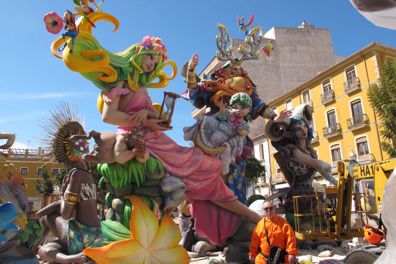 Las fallas de Dénia ya lucen con todo su esplendor