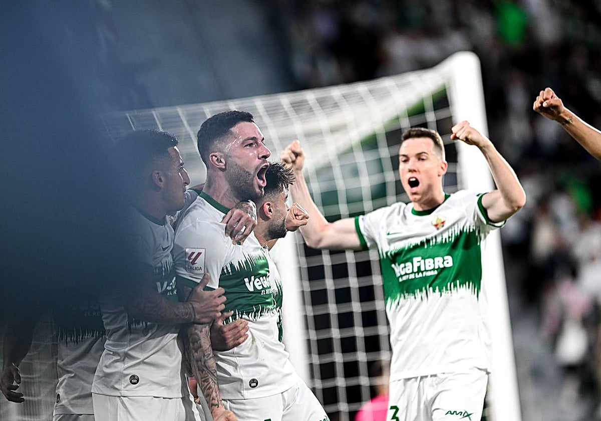 Los jugadores celebran el primer tanto anotado por Tete Morente.