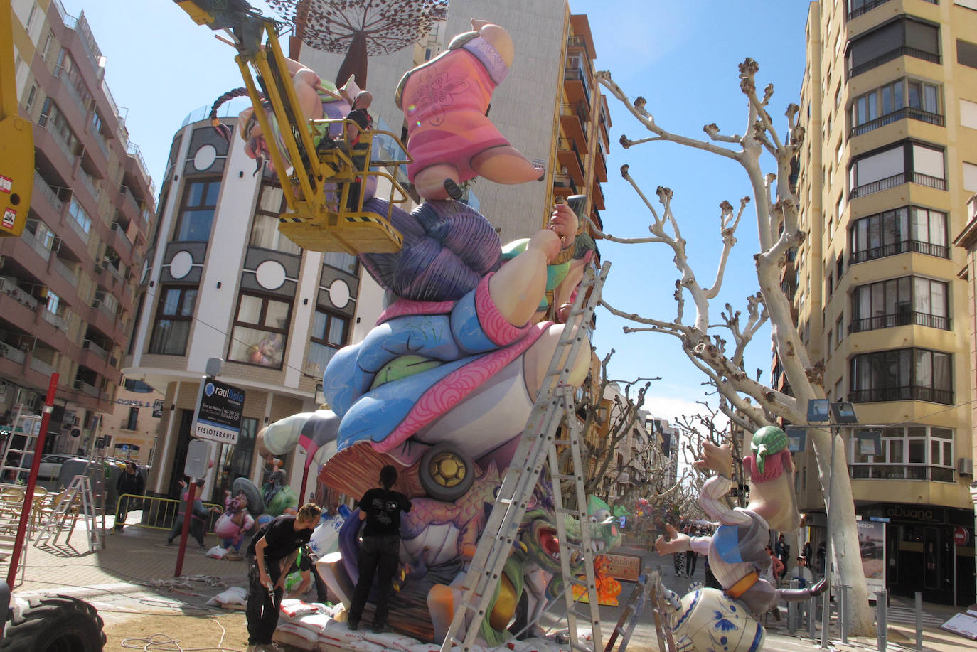 Las fallas de Dénia ya lucen con todo su esplendor