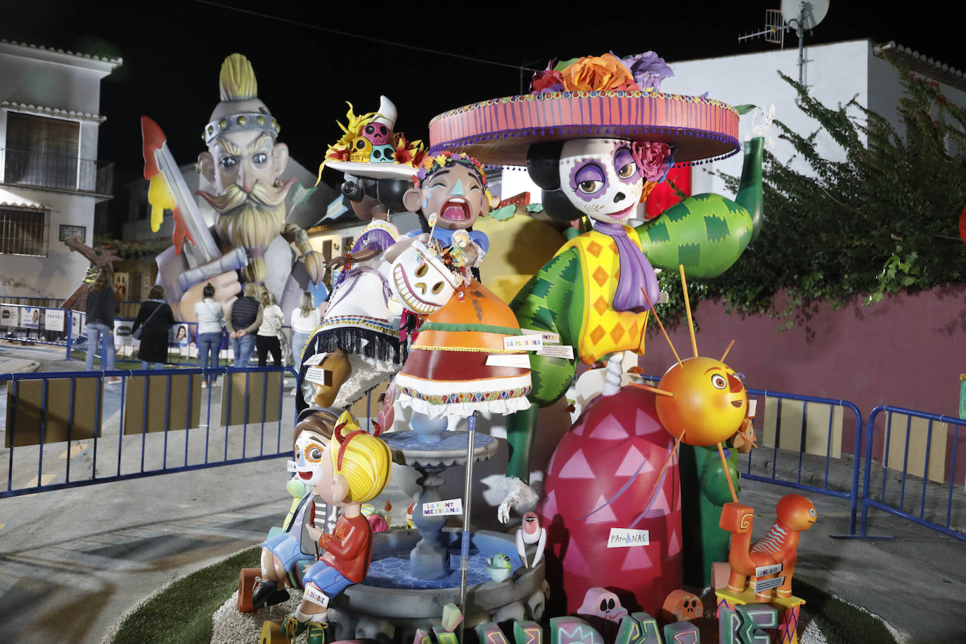 Las fallas de Dénia ya lucen con todo su esplendor