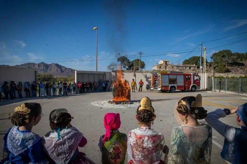 La cremà de las fallas del colegio de Hurchillo, en imagenes