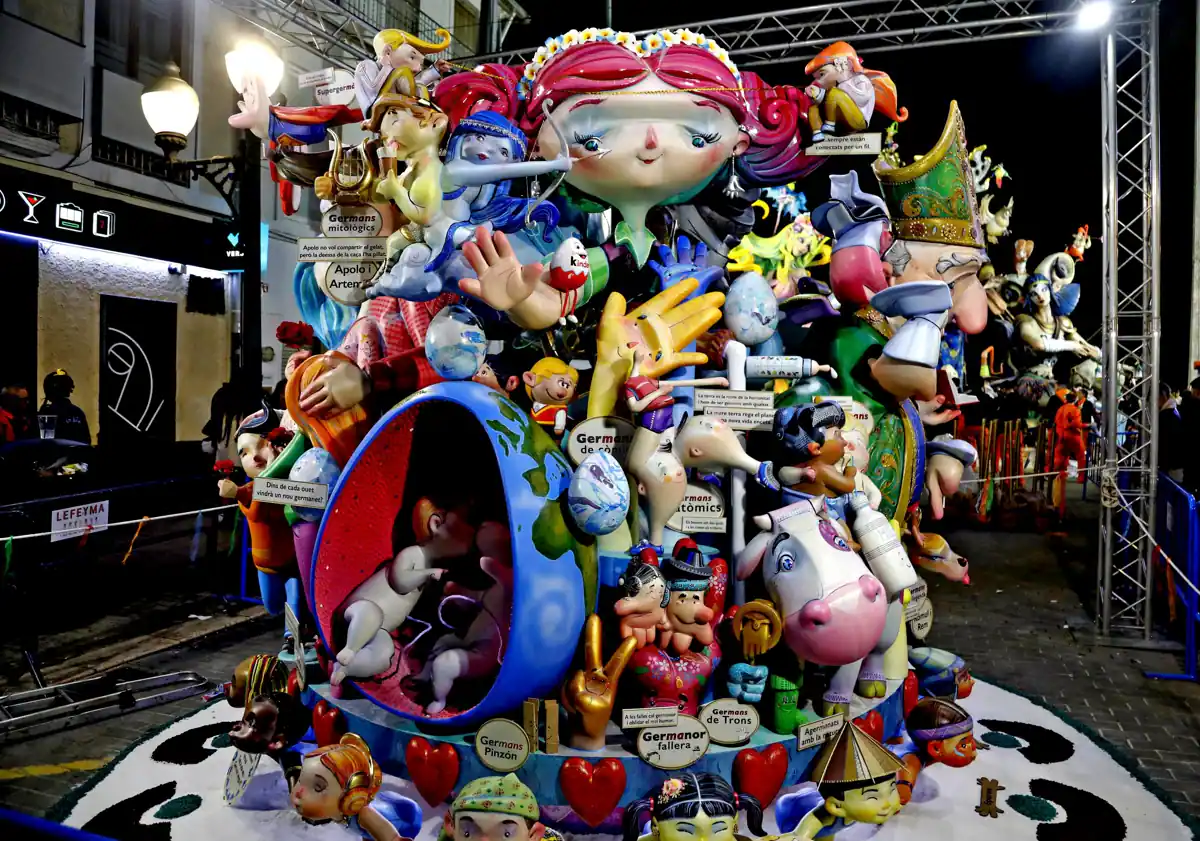 Imagen principal - Los monumentos de las fallas Centro, Oeste y Baix la Mar. 