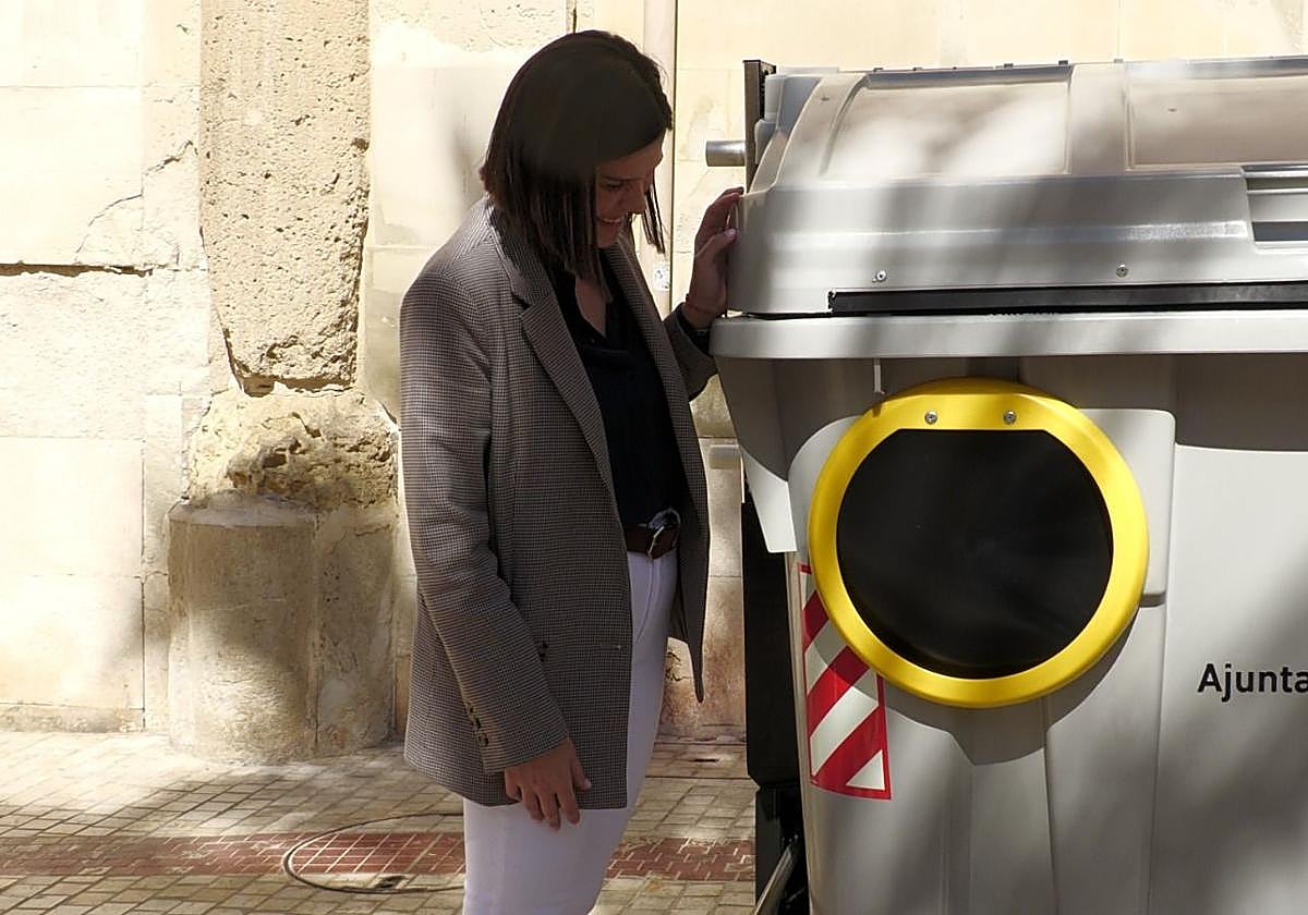 La edil de Discapacidad, María Bonmatí, con los nuevos contenedores.