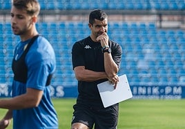 Rubén Torrecilla, pensativo, durante un entrenamiento del Hércules.