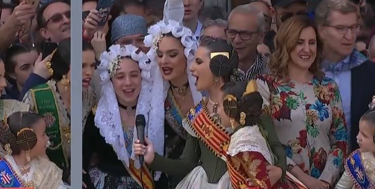 Las belleas del foc dan orden al pirotécnico junto a las falleras mayores y las reinas de la Magdalena.