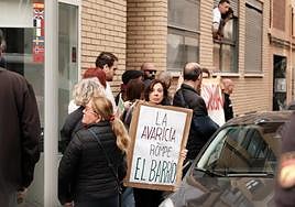 Concentración de vecinos ante un desahucio en Alicante.
