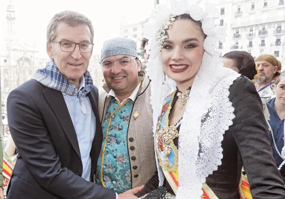 El líder del PP, Feijóo, con el presidente de la Federació, David Olivares, y la bellea del foc, Belén Mora.