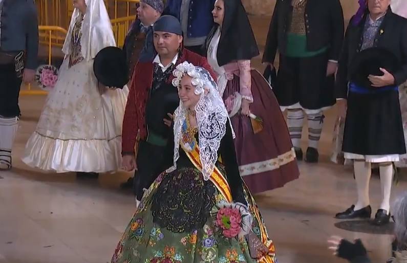 La bellea del foc infantil, Inés Llavador, cerró la ofrenda de flores el domingo.