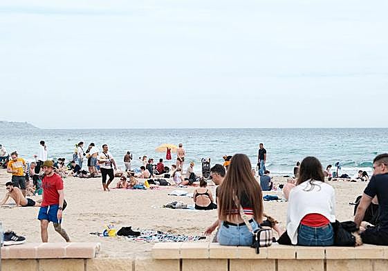 Playas llenas en febrero en Alicante.