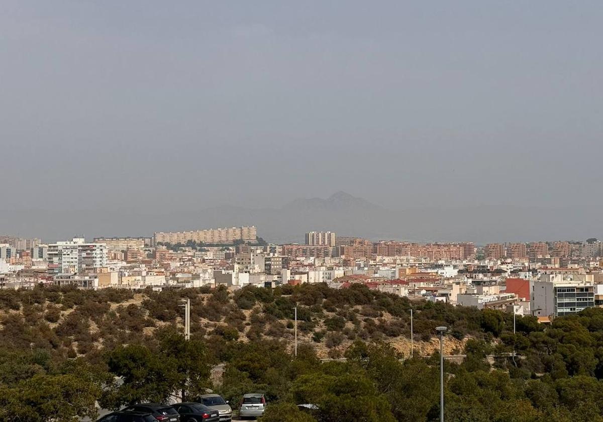 «Vista» del castillo, oculto por la niebla.