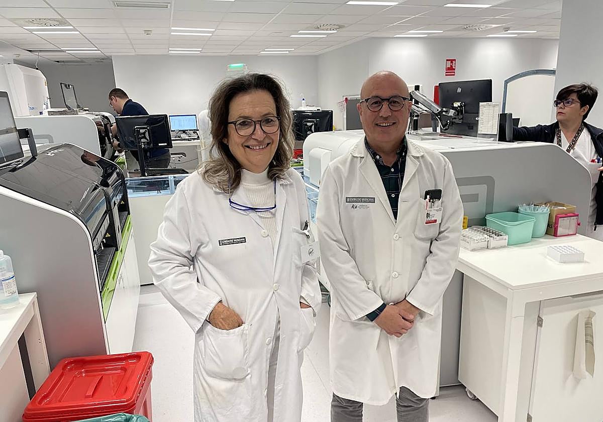 Maria Salinas jefa laboratorio y Mauricio Mínguez reumatólogo Sant Joan en laboratorio.