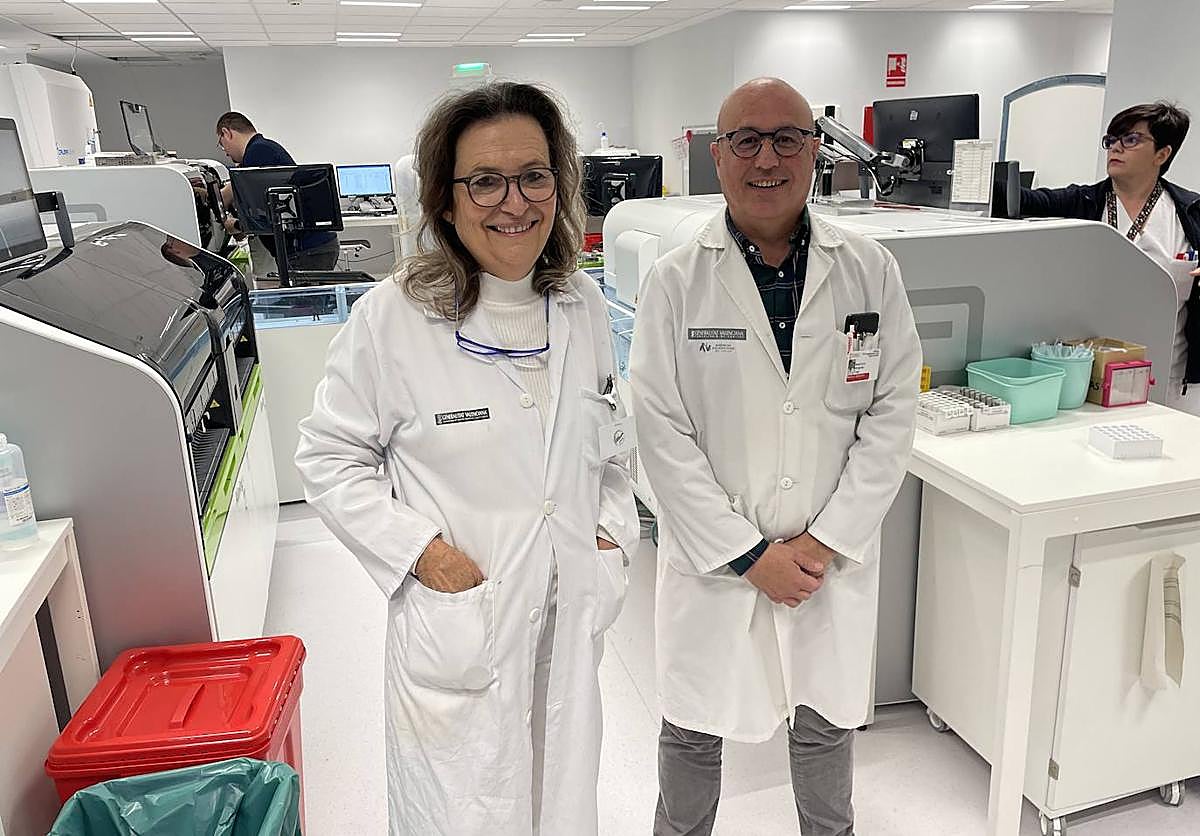 Maria Salinas, jefa laboratorio y Mauricio Mínguez, reumatólogo Sant Joan en laboratorio.