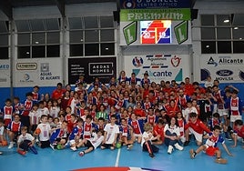 Foto de familia con la base tras la eliminatoria de Copa.