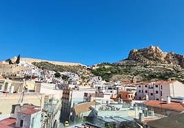 Vistas del casco histórico de Alicante con el barrio de Santa Cruz, la ermita de San Roque y el castillo de Santa Bárbara al fondo.