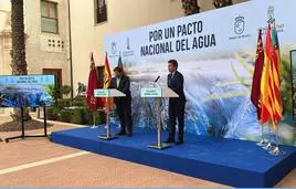 López Miras y Mazón durante la firma del Pacto Nacional del Agua en Murcia.