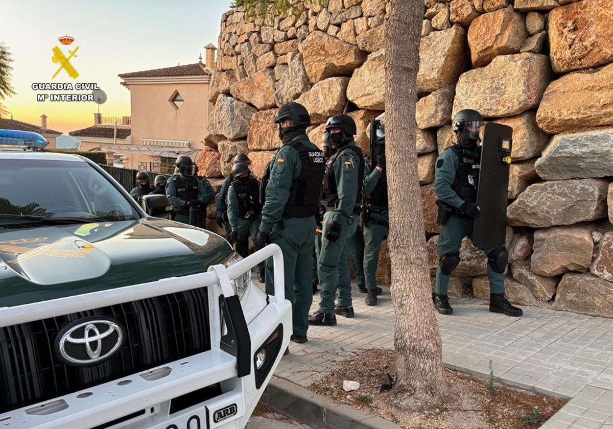 La colaboración ciudadana, clave para destapar una plantación de marihuana en un chalet de Polop