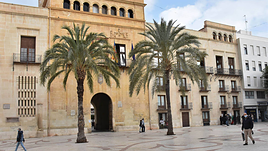 Fachada del Ayuntamiento de Elche.