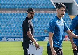Torrecilla mira a sus jugadores durante un entrenamiento.