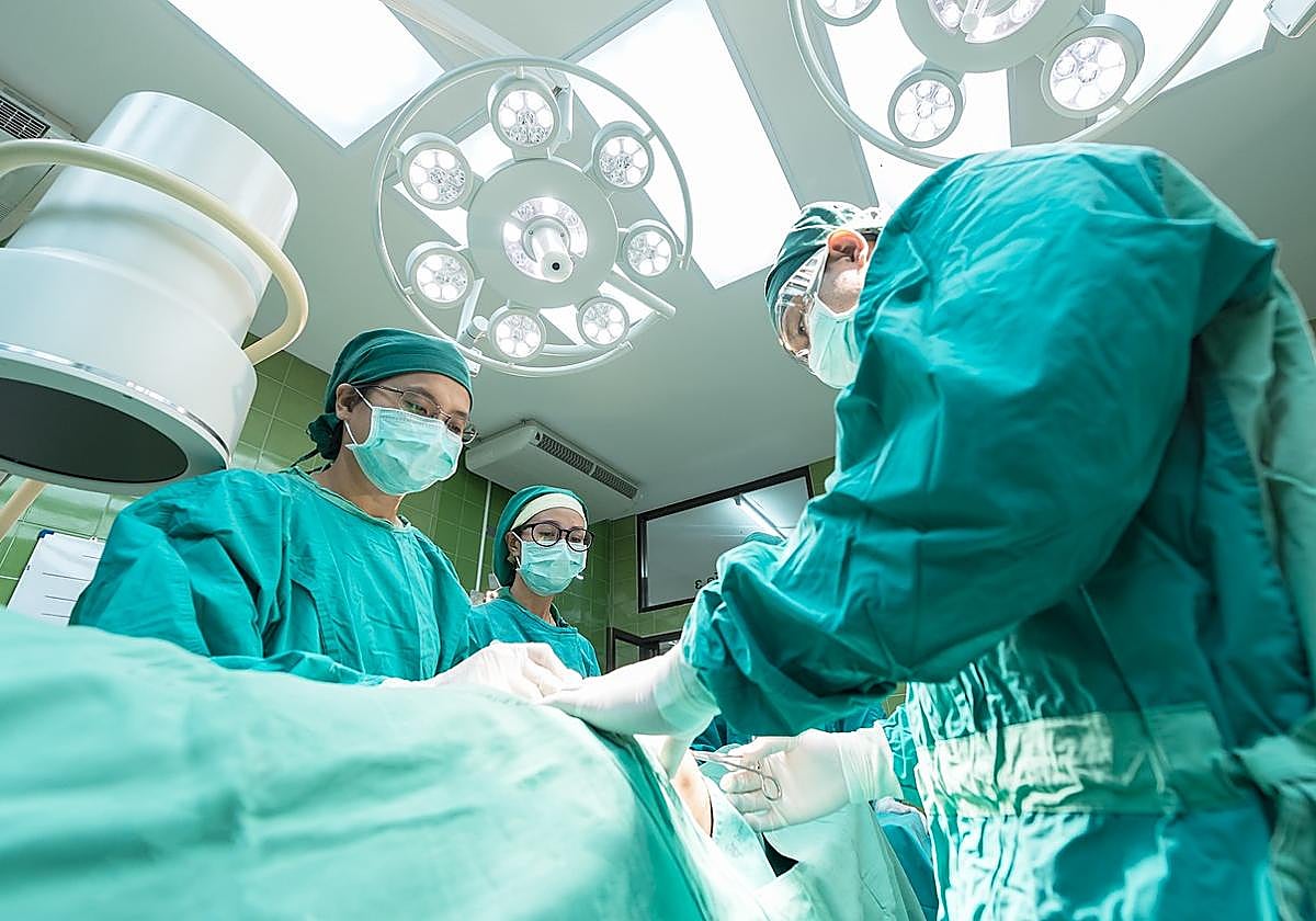 El plan de choque de Sanidad busca reducir las listas de espera quirúrgicas derivando pacientes a la privada.